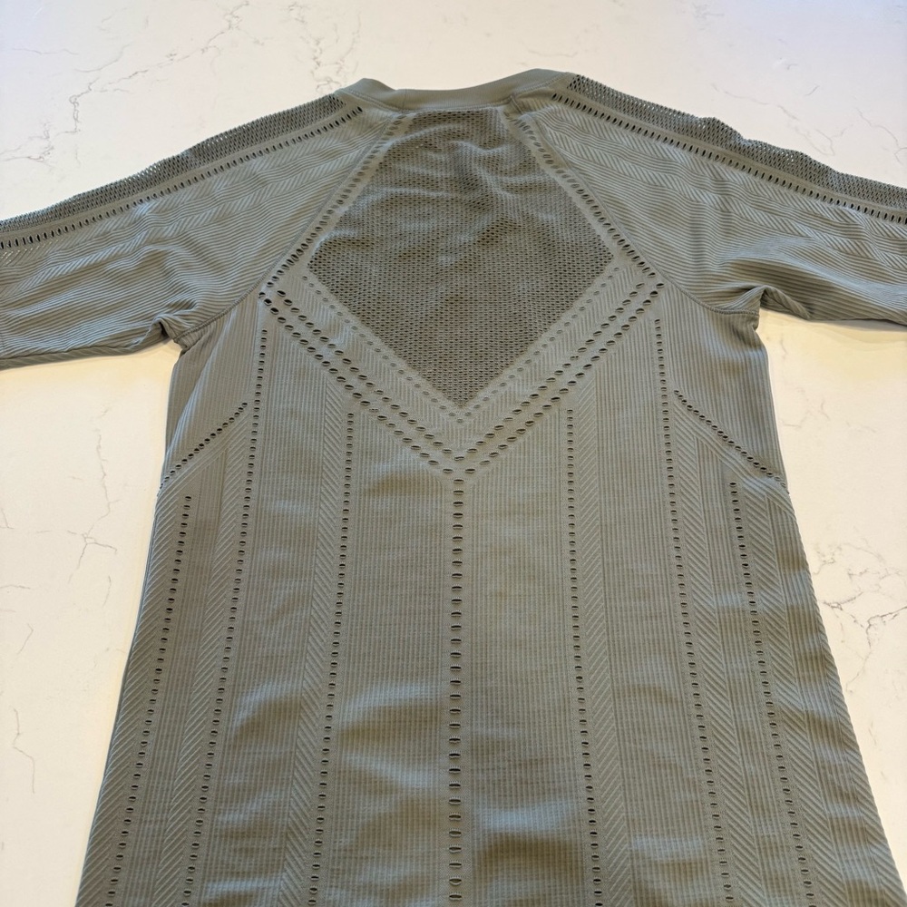 Athleta Womens Green Short Sleeve Compression T-Shirt Vented Mesh Oxygen Sz M - Picture 16 of 16